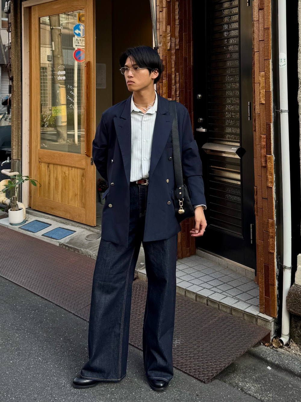 ホワイト系のシャツ/ブラウス、ブルー系のテーラードジャケット、ブラック系のハンドバッグを着用したメンズの春コーディネートの3枚目の写真