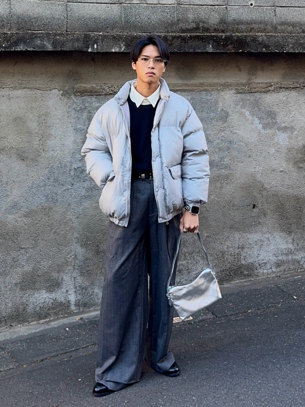 ブラック系のニット/セーター、グレー系のダウンジャケット/コート、ホワイト系のシャツ/ブラウスを着用したメンズの冬コーディネートの3枚目の写真