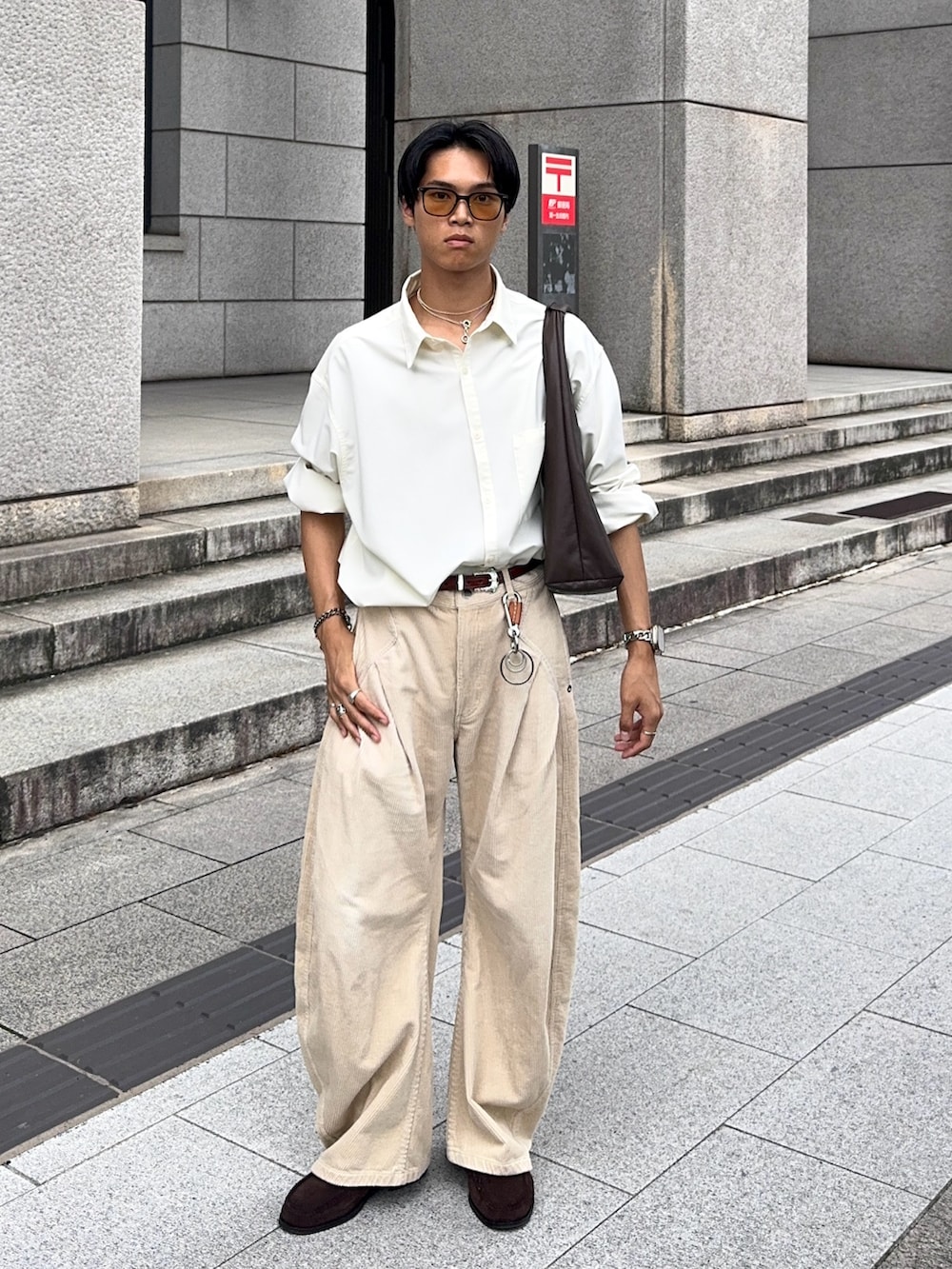 ベージュ系のスラックス、その他のショルダーバッグ、ホワイト系のシャツ/ブラウスを着用したメンズの夏コーディネートの3枚目の写真