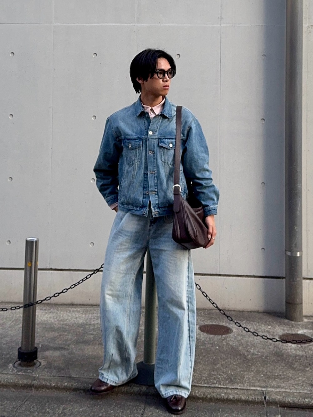 ブルー系のデニムジャケット、ピンク系のシャツ/ブラウス、ブラウン系のローファーを着用したメンズの冬コーディネートの3枚目の写真