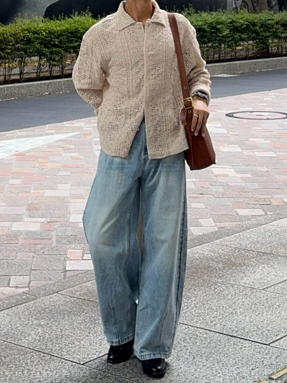 ブラック系のドレスシューズ、ベージュ系のジャケット/アウター、ブルー系のデニムパンツを着用したメンズの秋コーディネートの4枚目の写真