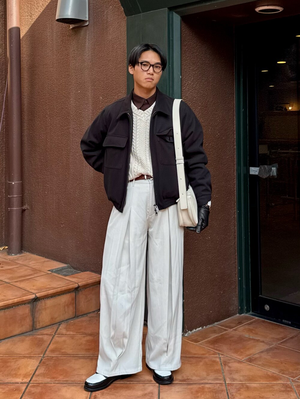 ホワイト系のニット/セーター、ブラウン系のシャツ/ブラウス、ブラック系のローファーを着用したメンズの冬コーディネートの5枚目の写真