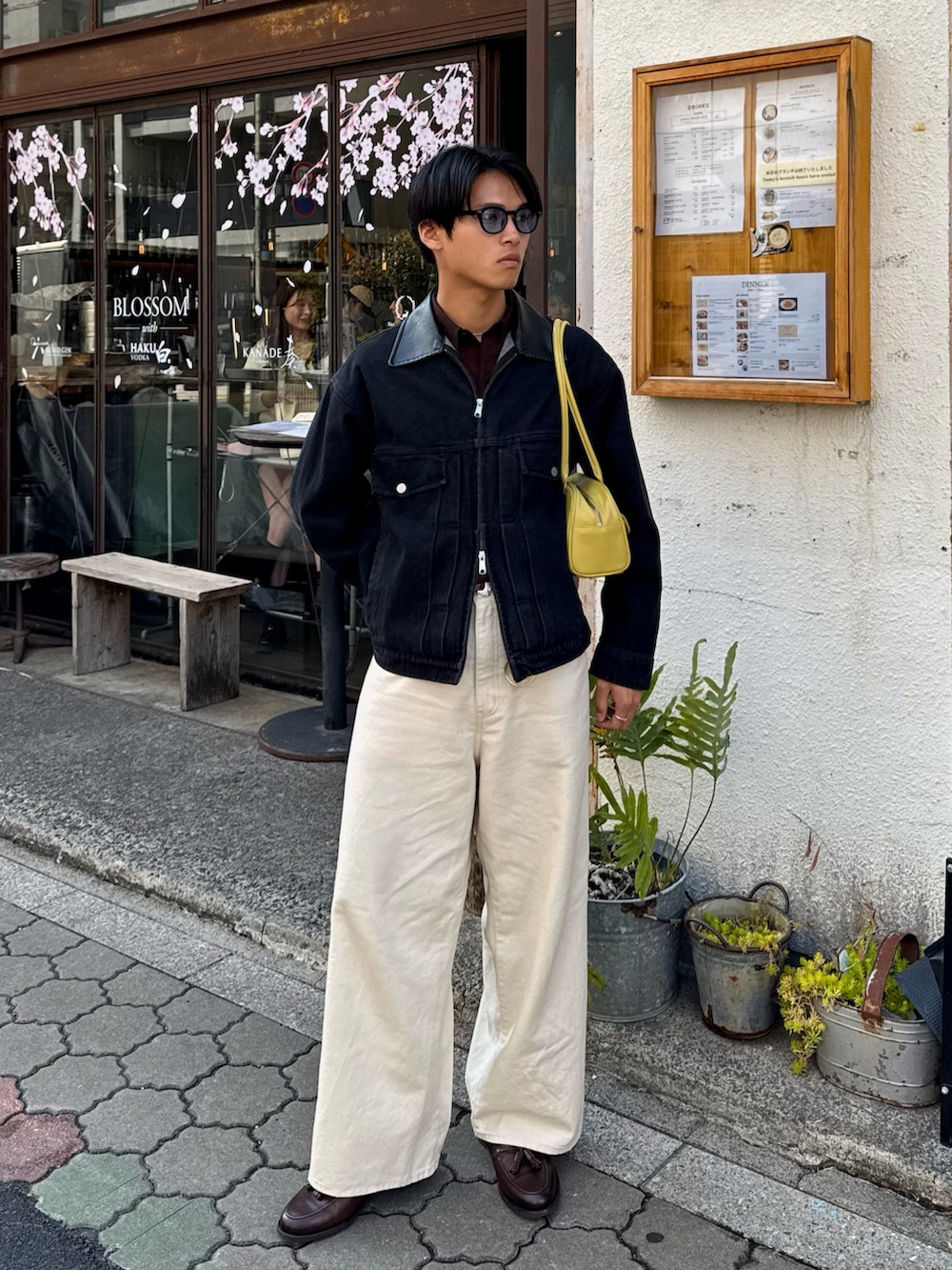 ブラウン系のシャツ/ブラウス、ブラック系のデニムジャケット、ホワイト系のデニムパンツを着用したメンズの春コーディネートの5枚目の写真