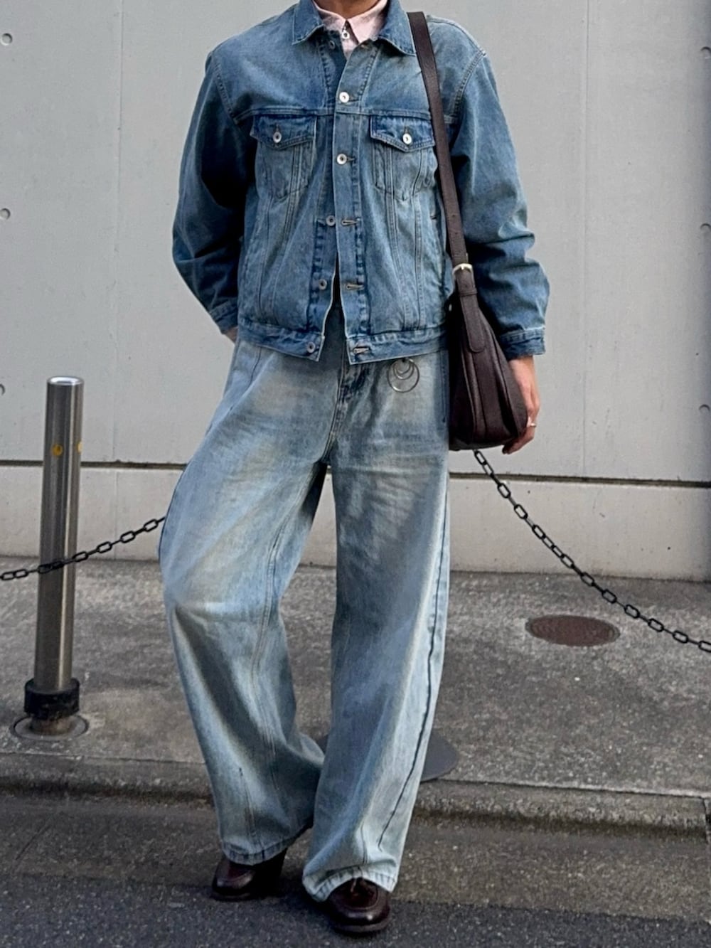 ブルー系のデニムジャケット、ピンク系のシャツ/ブラウス、ブラウン系のローファーを着用したメンズの冬コーディネートの4枚目の写真