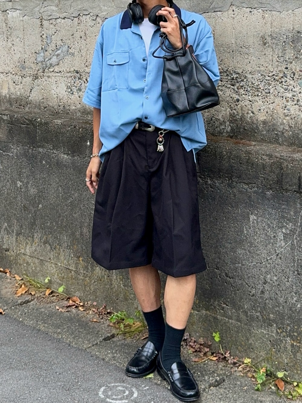 ブルー系のシャツ/ブラウス、ブラック系のその他パンツ、ブラック系のバッグを着用したメンズの夏コーディネートの4枚目の写真