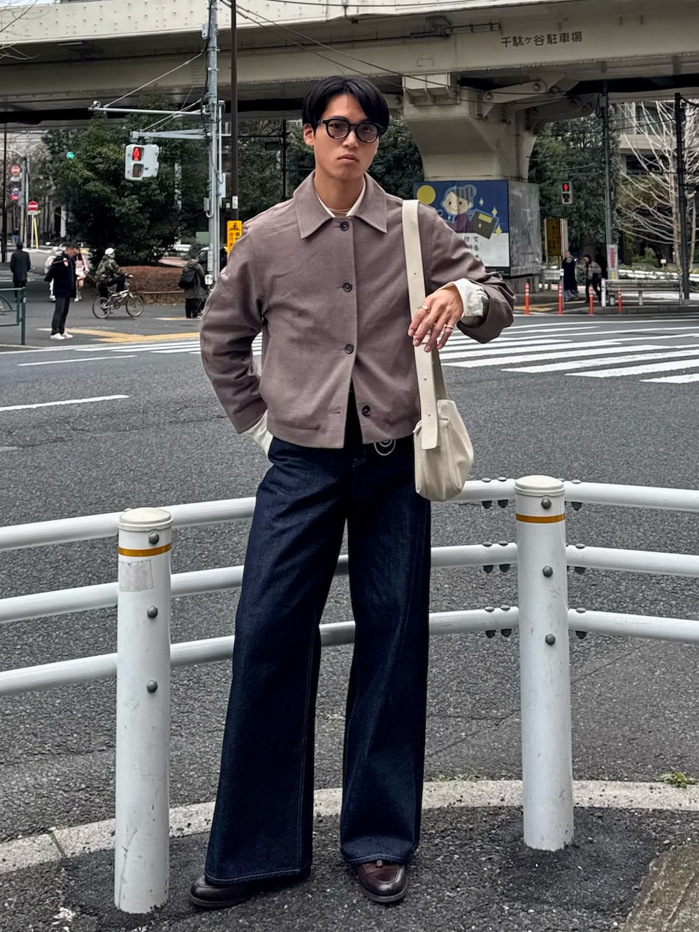 ブラウン系のその他アウター、ブラウン系のローファー、ホワイト系のシャツ/ブラウスを着用したメンズの春コーディネートの5枚目の写真