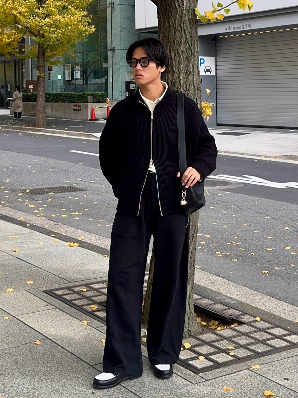 ホワイト系のシャツ/ブラウス、ブラック系のカーディガン/ボレロ、ブラック系のスウェットパンツを着用したメンズの冬コーディネートの3枚目の写真