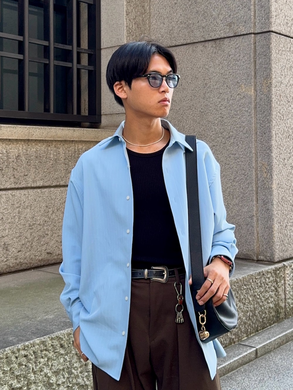 「最近のいい感じコーデ、ストライプシャツ、韓国ファッション、シャツスタイル、春夏コーデ、スラックス、サングラス、ショルダーバッグ、革靴、お出かけコーデ、デートコーデ、アウトドアスタイル、淡色コーデ、休日スタイル、シンプルコーデ」｜「soerteのOversize L/S basic shirt /オーバーサイズロングスリーブシャツ（シャツ/ブラウス、ブルー系）」を使った、KAMMAさん（メンズ・178cm）の春コーディネートの2枚目の写真