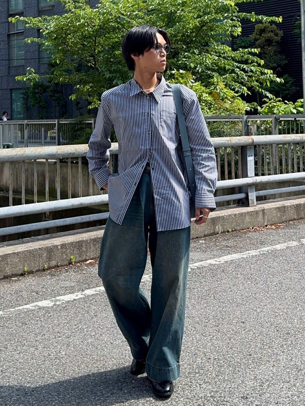 「最近のいい感じコーデ、ショルダーバッグ、大人カジュアル、ストライプシャツ、デートコーデ、お出かけコーデ、きれいめカジュアル、シャツスタイル、春夏コーデ、メガネ男子、デニム、革靴、アウトドアスタイル、シンプル、韓国ファッション」｜「Knuth Marfのlabel over shirt(unisex)（シャツ/ブラウス、ブラック系）」を使った、KAMMAさん（メンズ・178cm）の春コーディネートの3枚目の写真