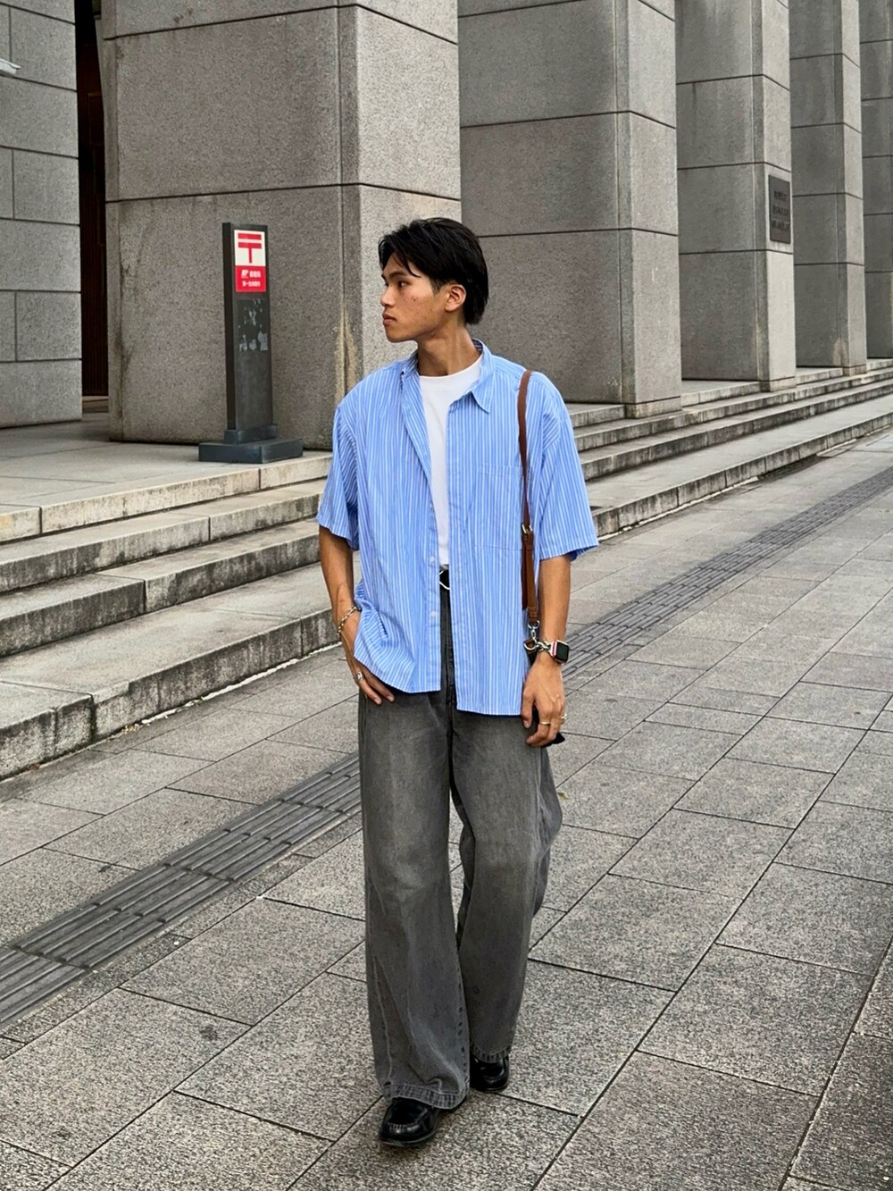 グレー系のデニムパンツ、ブラック系のローファー、ブルー系のシャツ/ブラウスを着用したメンズの夏コーディネートの3枚目の写真