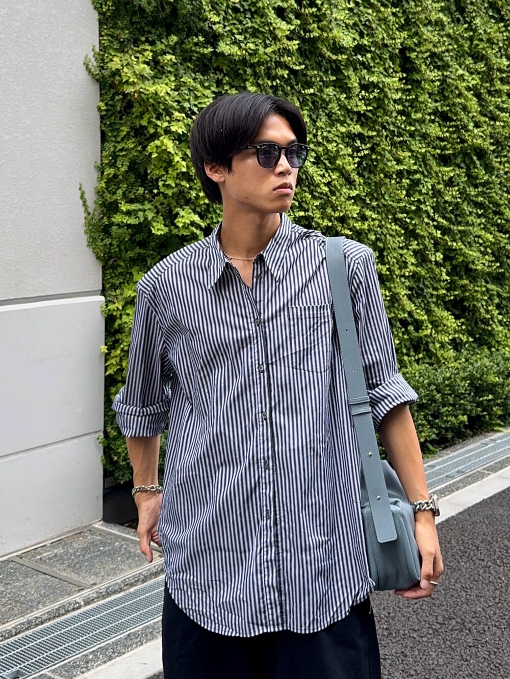 ブラック系のスウェットパンツ、ブルー系のシャツ/ブラウス、ブルー系のショルダーバッグを着用したメンズの夏コーディネートの2枚目の写真