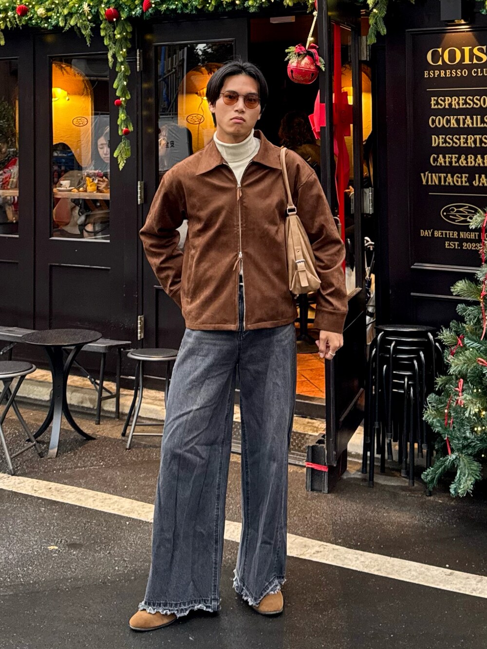 ブラウン系のブルゾン、ブラック系のデニムパンツ、ホワイト系のニット/セーターを着用したメンズの冬コーディネートの5枚目の写真