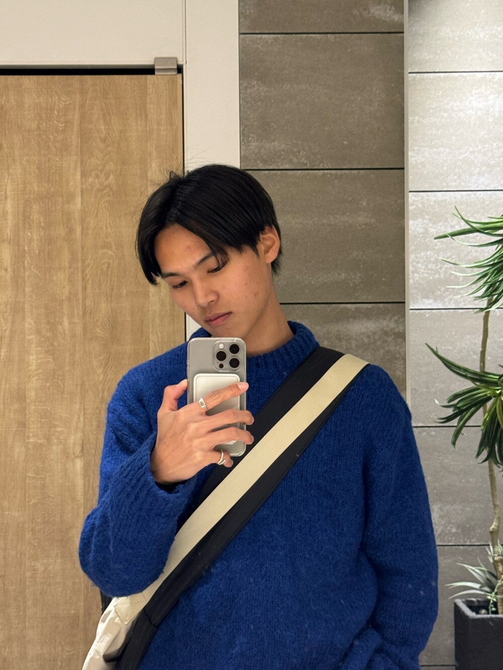 ブラック系のその他パンツ、ブラック系のブーツ、ブラック系のショルダーバッグを着用したメンズの冬コーディネートの5枚目の写真