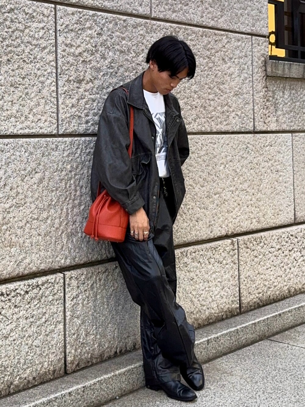 ブラック系のブルゾン、その他のTシャツ/カットソー、オレンジ系のバッグを着用したメンズの秋コーディネートの3枚目の写真