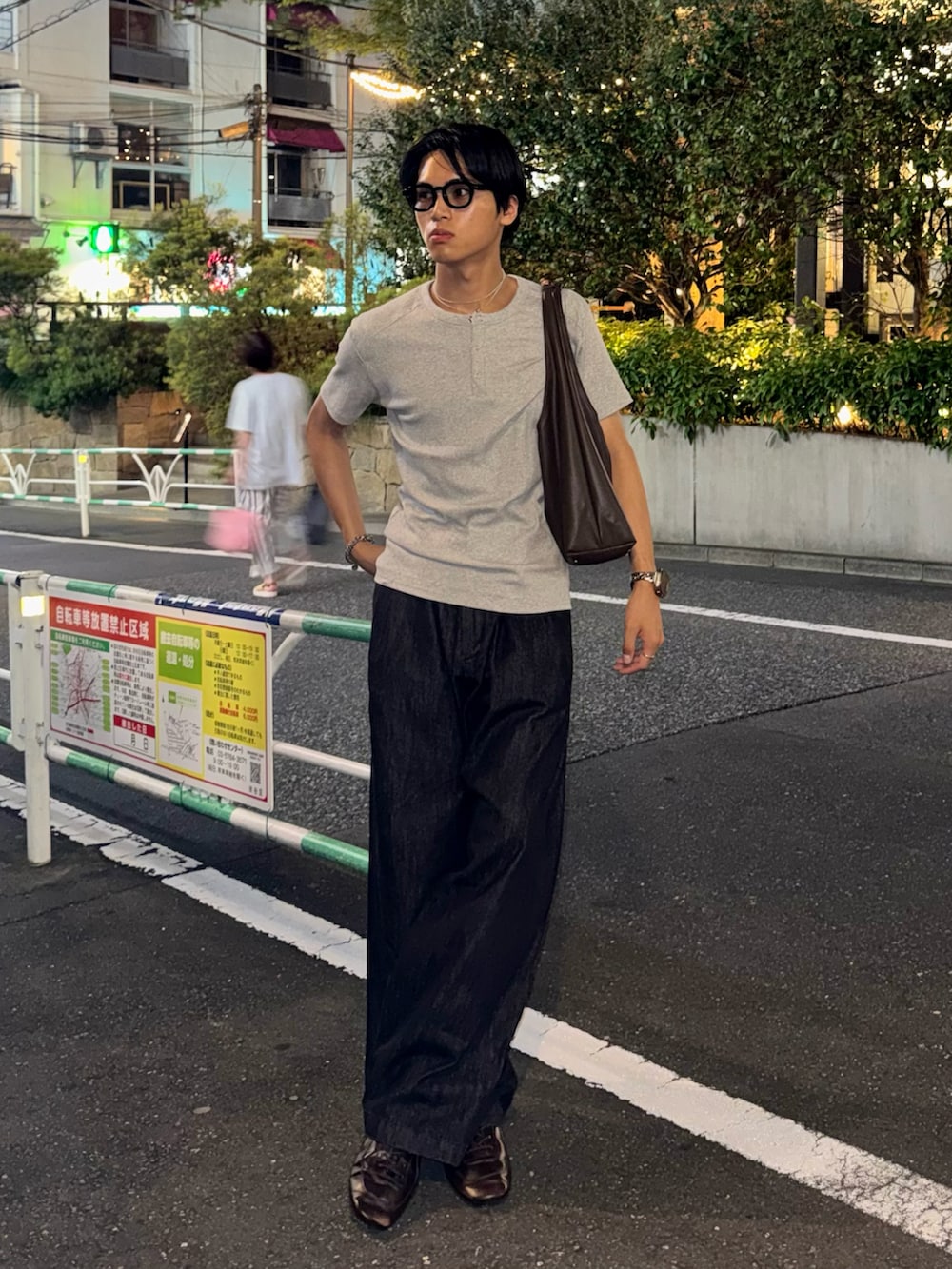 その他のショルダーバッグ、グレー系のTシャツ/カットソー、ブラック系のその他パンツを着用したメンズの夏コーディネートの3枚目の写真