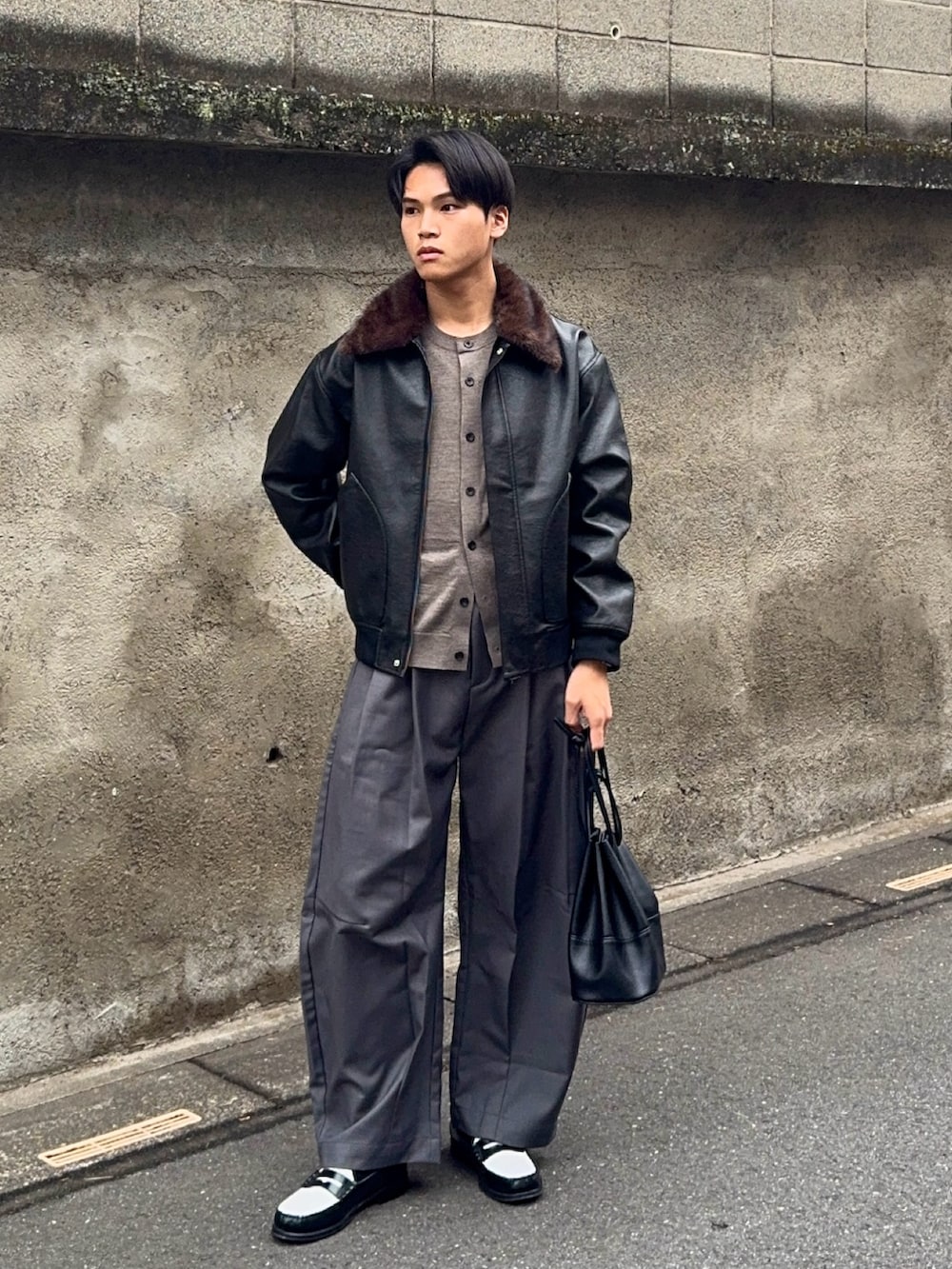 グレー系のカーディガン/ボレロ、ブラック系のローファー、ブラック系のその他アウターを着用したメンズの春コーディネートの3枚目の写真