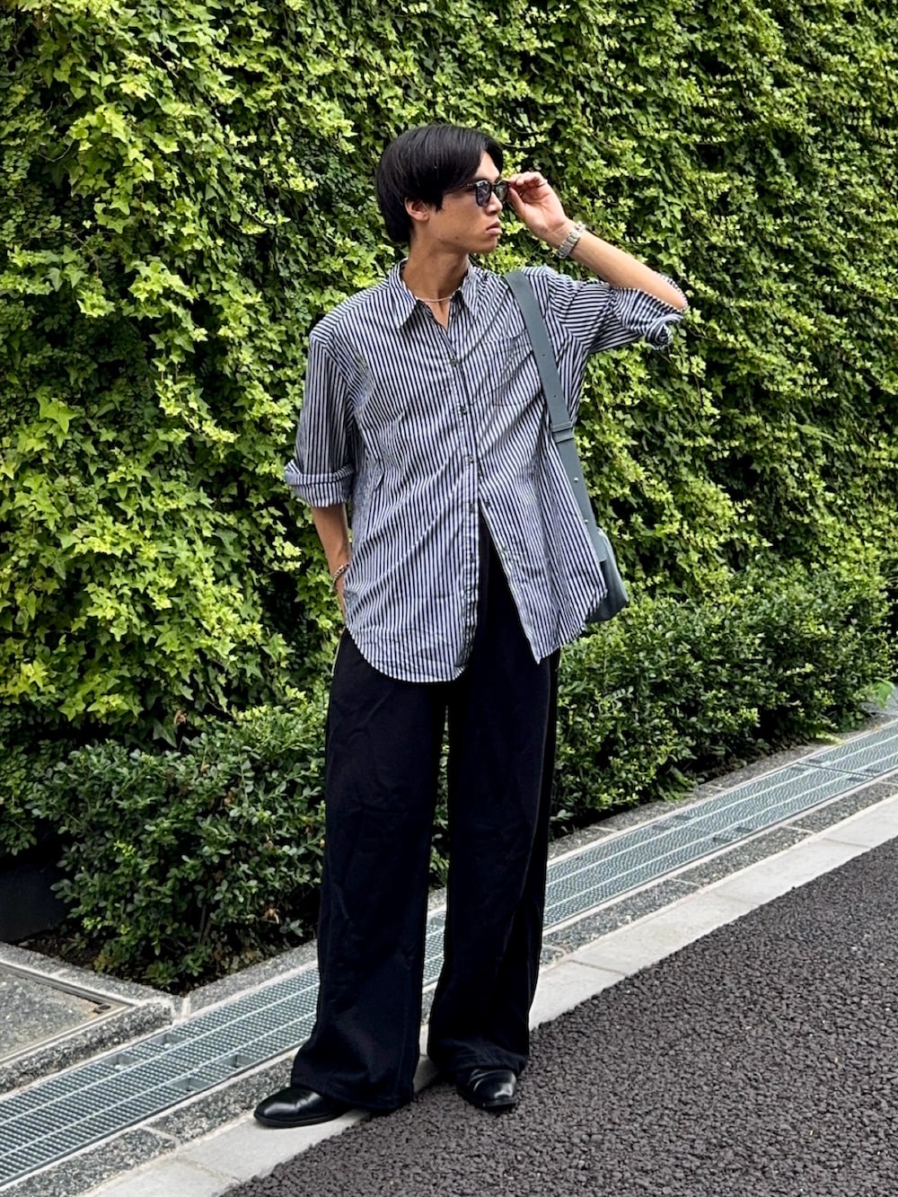 ブラック系のスウェットパンツ、ブルー系のシャツ/ブラウス、ブルー系のショルダーバッグを着用したメンズの夏コーディネートの3枚目の写真