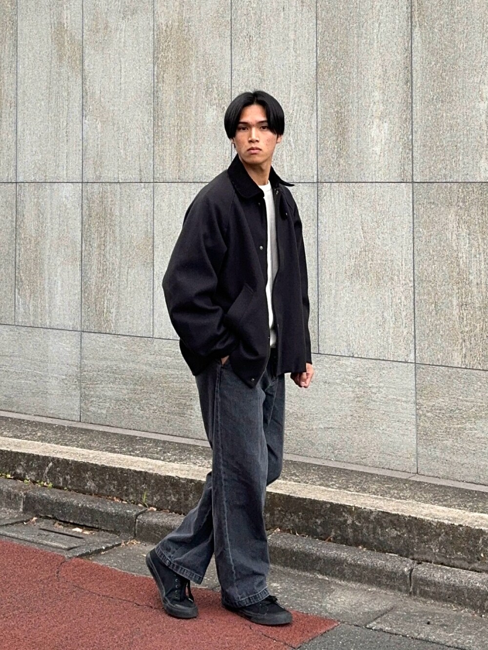 ブラック系のスニーカー、グレー系のデニムパンツ、ブラック系のブルゾンを着用したメンズの冬コーディネートの5枚目の写真