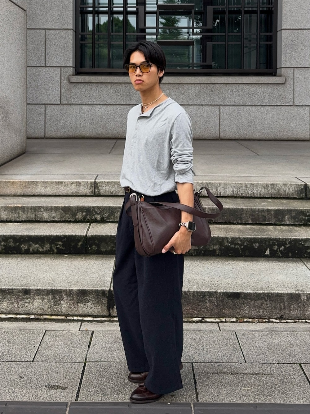 グレー系のTシャツ/カットソー、グレー系のその他パンツ、ブラウン系のローファーを着用したメンズの夏コーディネートの3枚目の写真
