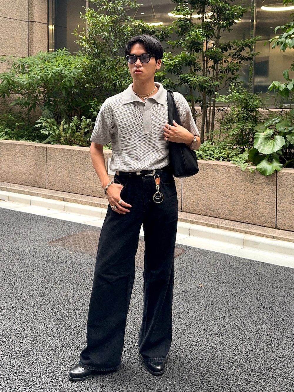ブラック系のデニムパンツ、その他のショルダーバッグ、ブラック系のローファーを着用したメンズの夏コーディネートの3枚目の写真