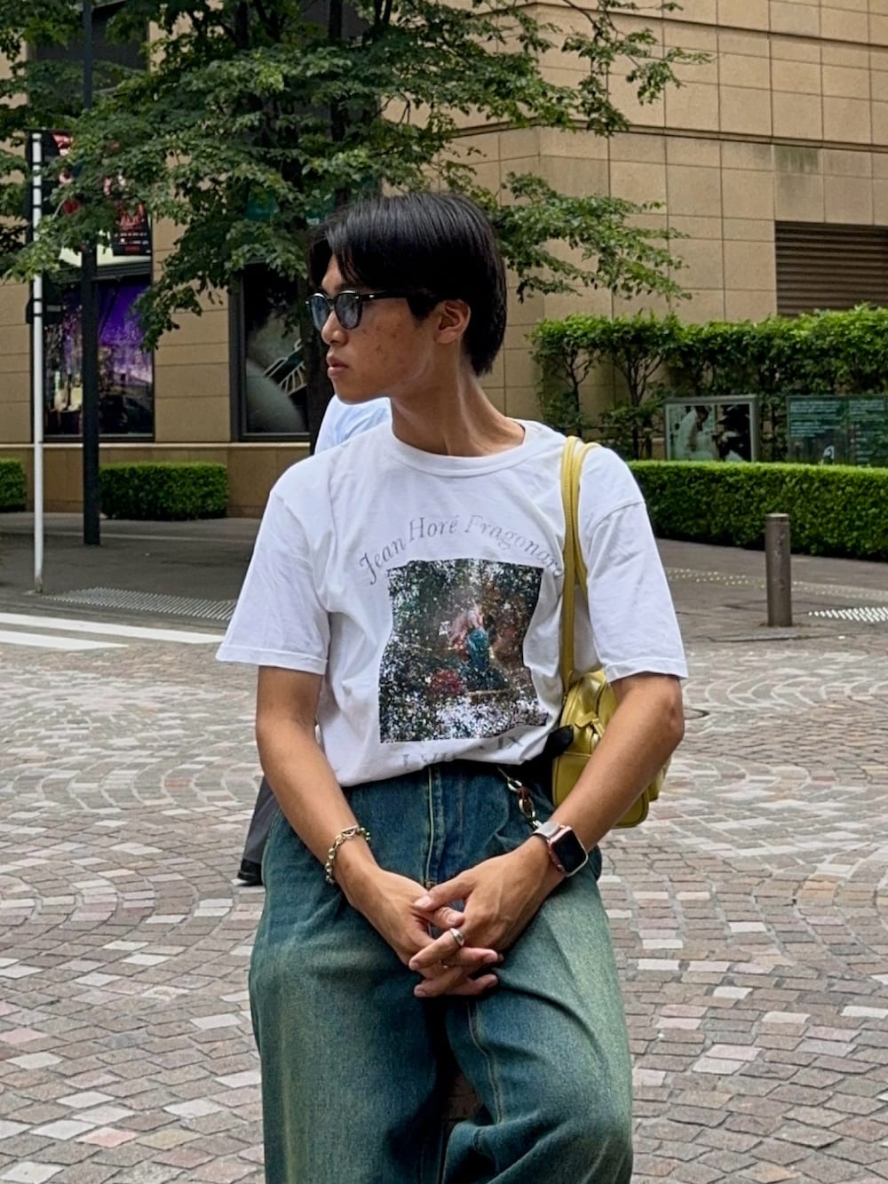 ホワイト系のTシャツ/カットソー、グリーン系のショルダーバッグ、ブルー系のデニムパンツを着用したメンズの夏コーディネートの3枚目の写真