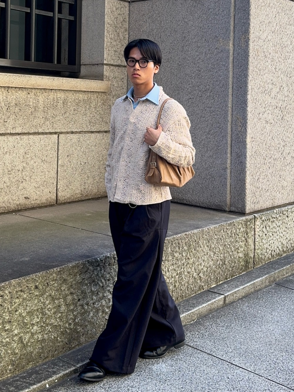 ブラック系のスラックス、ブルー系のシャツ/ブラウス、ベージュ系のジャケット/アウターを着用したメンズの春コーディネートの5枚目の写真