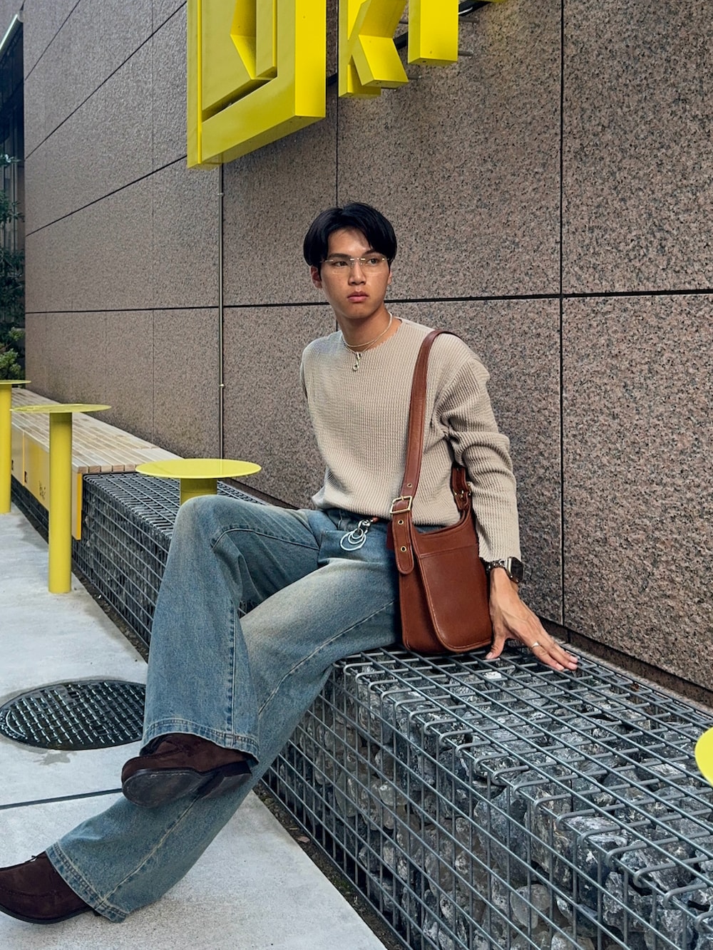 グリーン系のTシャツ/カットソー、ブルー系のデニムパンツ、ブラウン系のショルダーバッグを着用したメンズの夏コーディネートの2枚目の写真