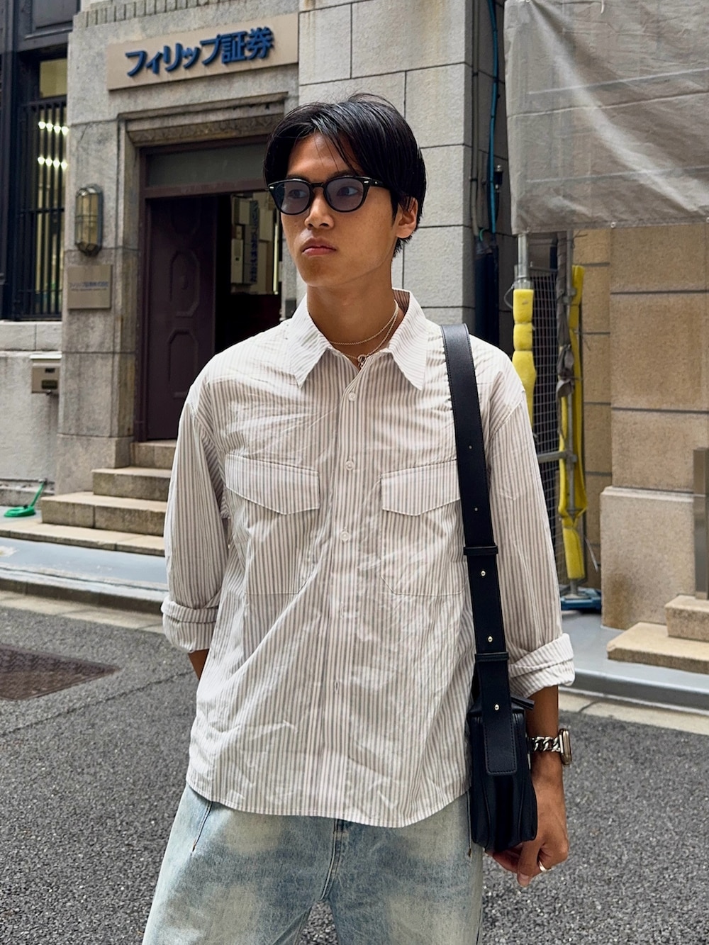 その他のシャツ/ブラウス、ブラック系のローファー、ブラック系のショルダーバッグを着用したメンズの夏コーディネートの2枚目の写真