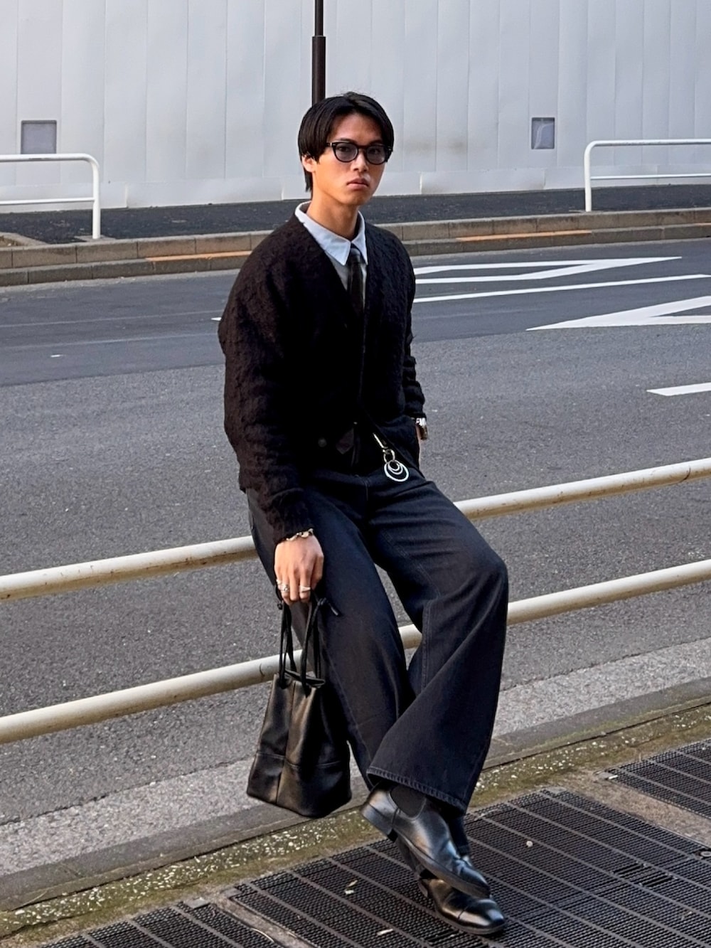 ブラック系のカーディガン/ボレロ、ブルー系のシャツ/ブラウス、グレー系のデニムパンツを着用したメンズの冬コーディネートの5枚目の写真