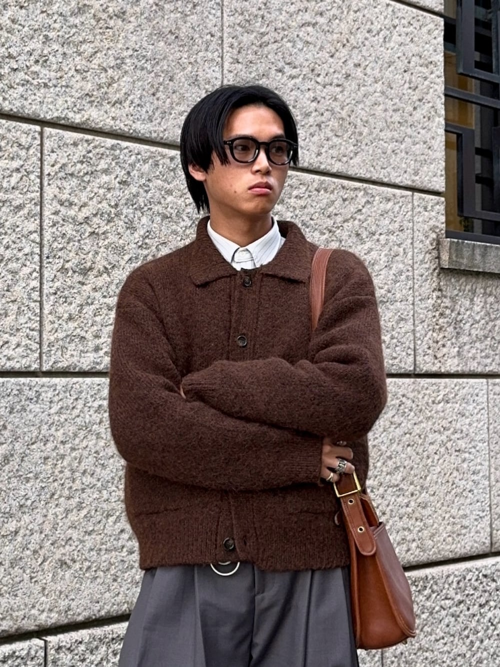 ブラウン系のカーディガン/ボレロ、ホワイト系のシャツ/ブラウス、ブラウン系のローファーを着用したメンズの冬コーディネートの2枚目の写真