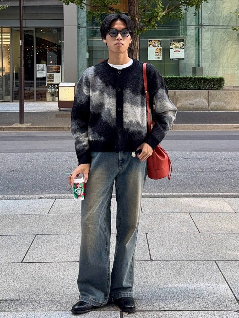 「ニット、ブラック、デニム、ドレスシューズ、ショルダーバッグ、サングラス、きれいめカジュアル、休日スタイル、お出かけコーデ、デートコーデ、シンプル、韓国ファッション、秋冬コーデ、秋コーデ、大人カジュアル」|「LURAKUの【LURAKU】Semi-flared washed denim - セミフレアウォッシュデニム(デニムパンツ、ブルー系)」を使った、KAMMAさん(メンズ・178cm)の秋コーディネートの5枚目の写真