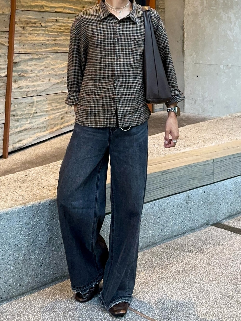 その他のシャツ/ブラウス、ブラック系のデニムパンツ、ブラウン系のスニーカーを着用したメンズの夏コーディネートの4枚目の写真