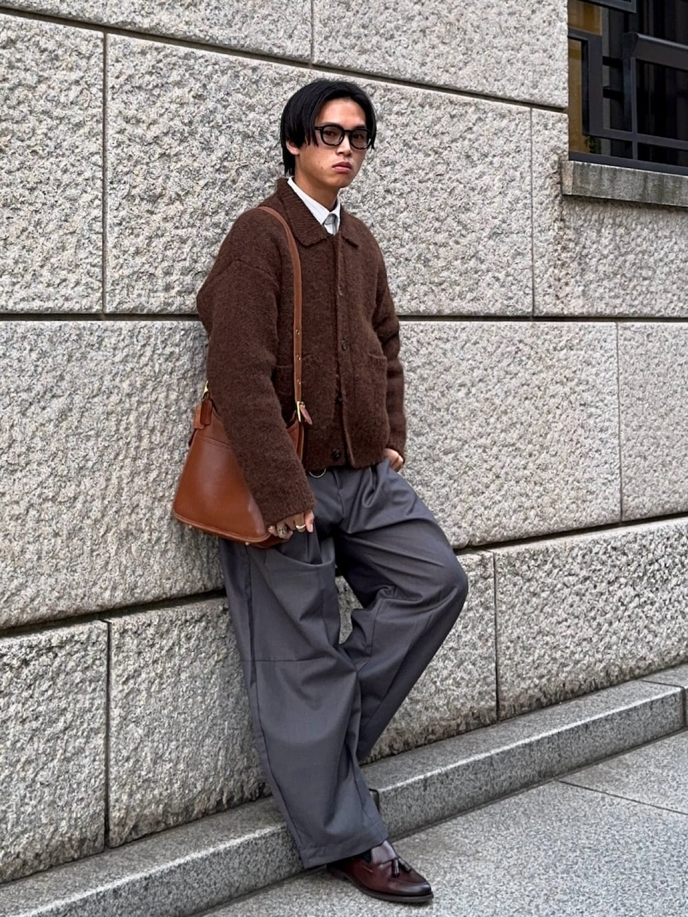 ブラウン系のカーディガン/ボレロ、ホワイト系のシャツ/ブラウス、ブラウン系のローファーを着用したメンズの冬コーディネートの5枚目の写真