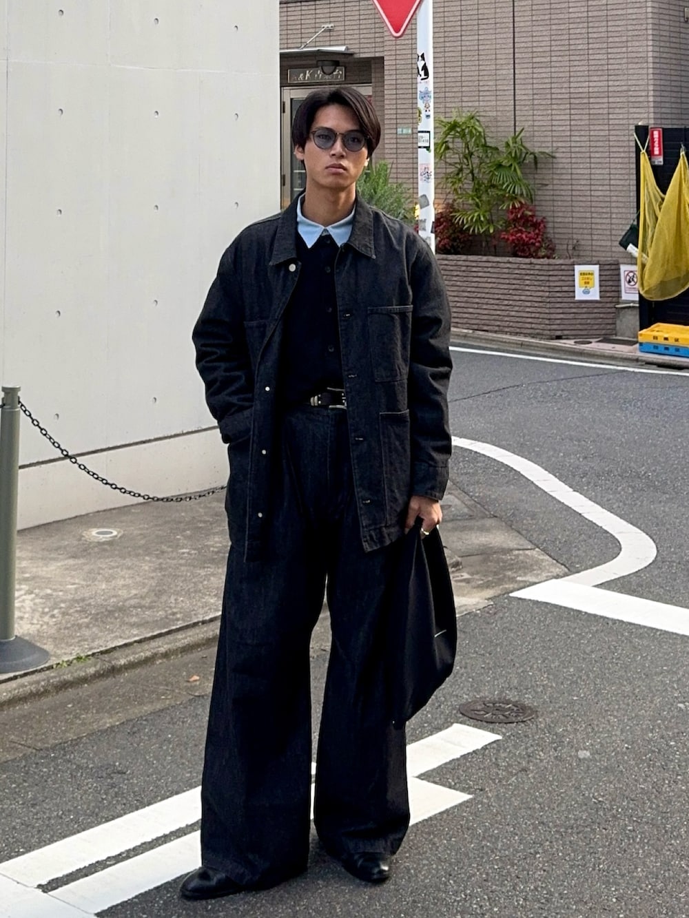 ブラック系のカーディガン/ボレロ、ブルー系のシャツ/ブラウス、ブラック系のハンドバッグを着用したメンズの冬コーディネートの5枚目の写真