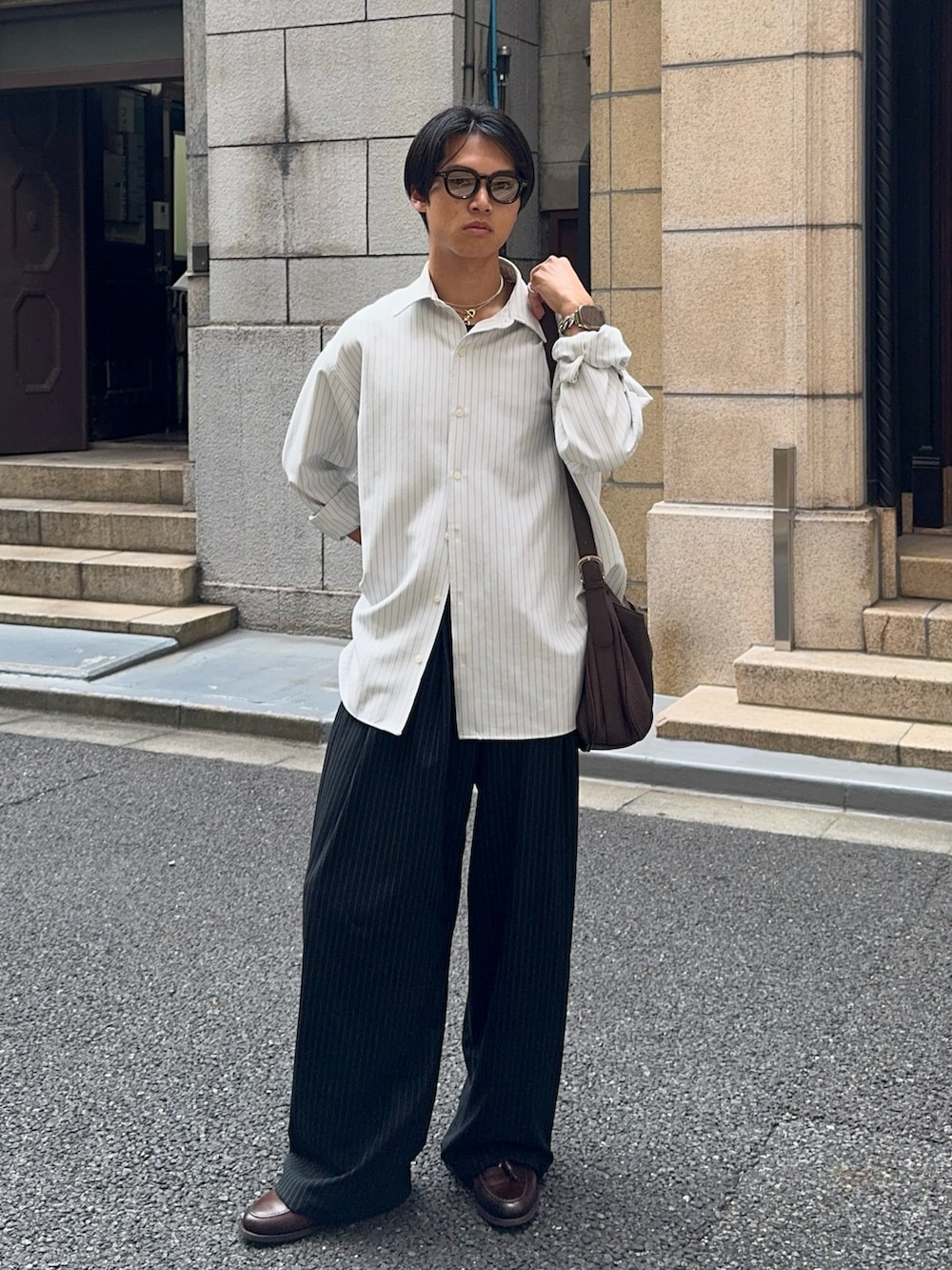 ホワイト系のシャツ/ブラウス、その他のスラックス、ブラウン系のローファーを着用したメンズの春コーディネートの3枚目の写真