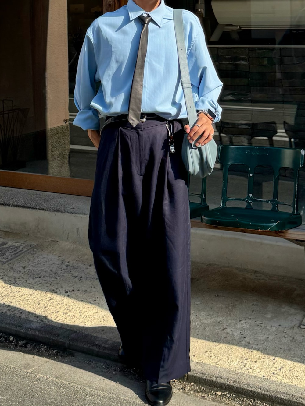 ブルー系のシャツ/ブラウス、ブラック系のネクタイ、ブルー系のショルダーバッグを着用したメンズの春コーディネートの4枚目の写真