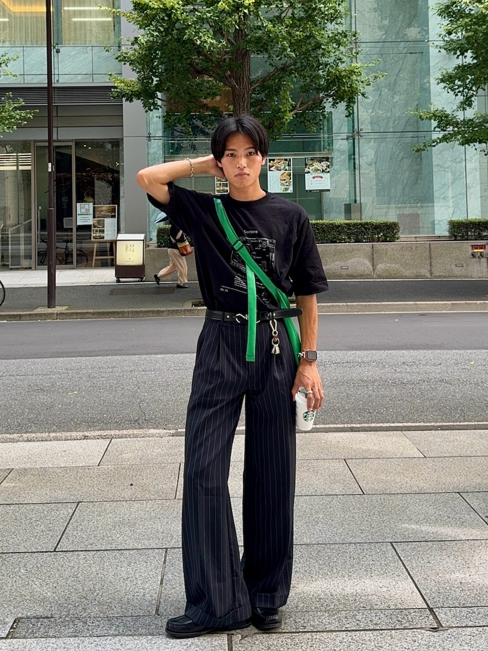 「ロゴT、韓国ファッション、テーマパークコーデ、夏コーデ、休日スタイル、アウトドアスタイル、Tシャツ、スラックス、ローファー、ショルダーバッグ、ブラック、キレイめ、きれいめカジュアル、ビッグシルエット、休日コーデ」|「soerteのWide straight slacks/ワイドストレートスラックスパンツ(スラックス、ブラック系)」を使った、KAMMAさん(メンズ・178cm)の夏コーディネートの5枚目の写真