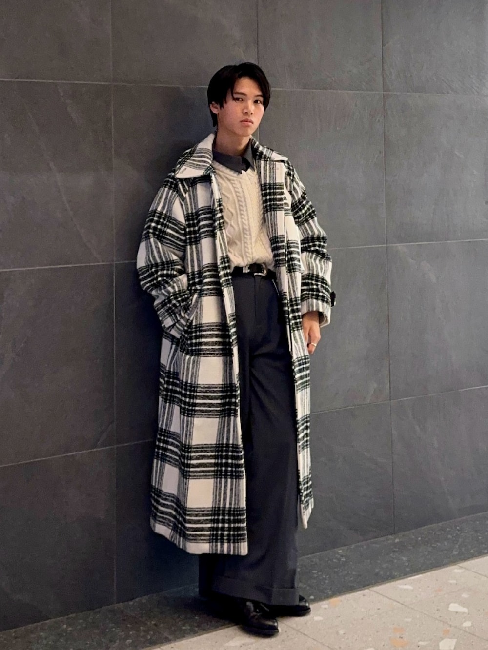 グレー系のシャツ/ブラウス、ホワイト系のニット/セーター、グレー系のスラックスを着用したメンズの冬コーディネートの3枚目の写真