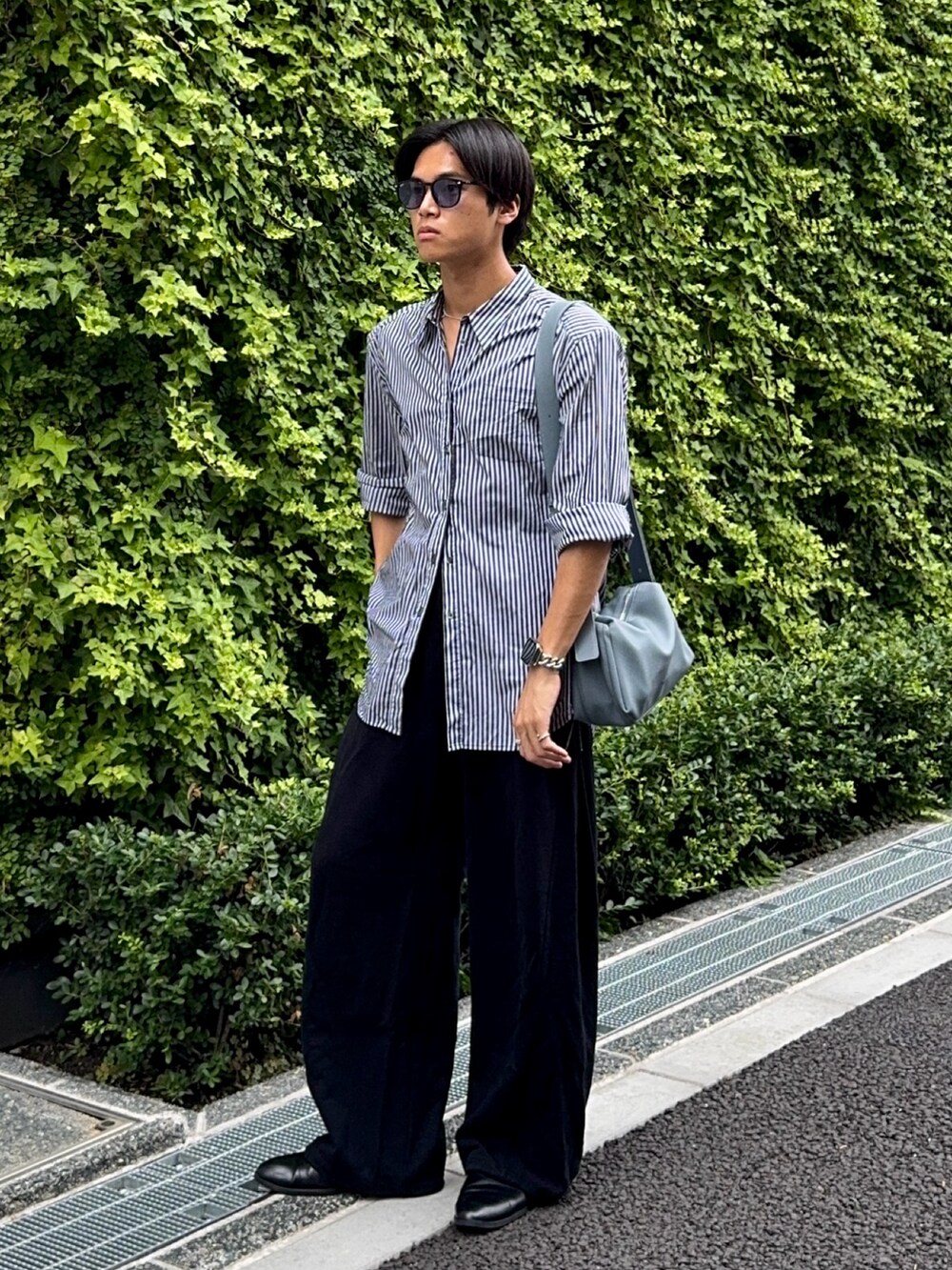 ブラック系のスウェットパンツ、ブルー系のシャツ/ブラウス、ブルー系のショルダーバッグを着用したメンズの夏コーディネートの5枚目の写真