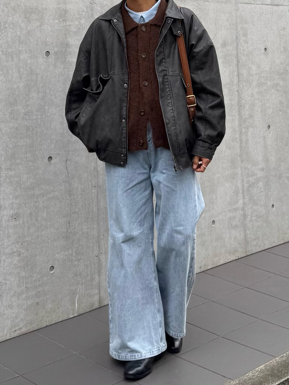 ブルー系のシャツ/ブラウス、ブラウン系のカーディガン/ボレロ、ブラック系のブルゾンを着用したメンズの冬コーディネートの4枚目の写真