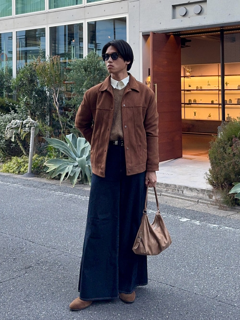 ホワイト系のシャツ/ブラウス、イエロー系のニット/セーター、ブルー系のデニムパンツを着用したメンズの冬コーディネートの3枚目の写真