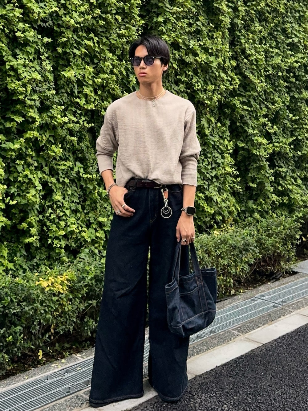 グリーン系のTシャツ/カットソー、ブラック系のローファー、ブルー系のデニムパンツを着用したメンズの夏コーディネートの5枚目の写真