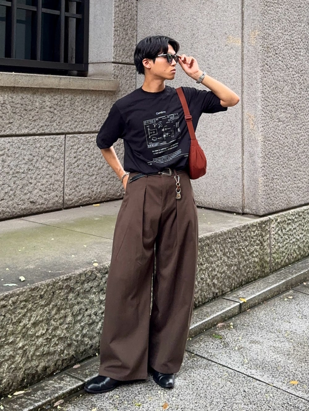 その他のTシャツ/カットソー、ブラウン系のスラックス、ブラウン系のショルダーバッグを着用したメンズの夏コーディネートの3枚目の写真