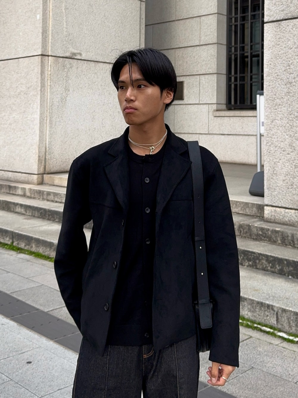 その他のテーラードジャケット、ブラック系のカーディガン/ボレロ、ブラック系のショルダーバッグを着用したメンズの春コーディネートの2枚目の写真