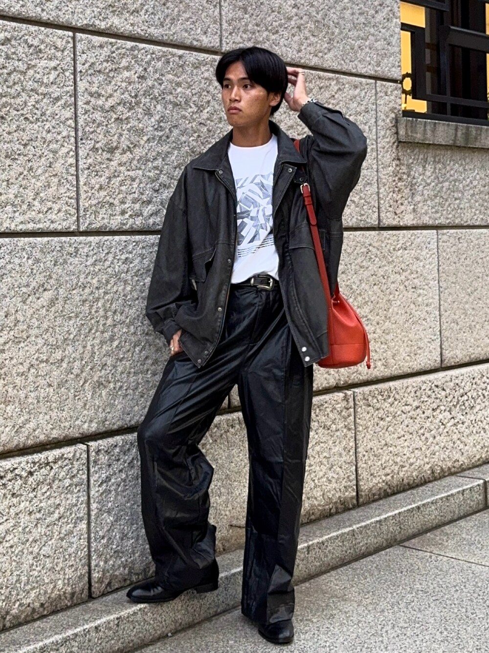ブラック系のブルゾン、その他のTシャツ/カットソー、オレンジ系のバッグを着用したメンズの秋コーディネートの5枚目の写真
