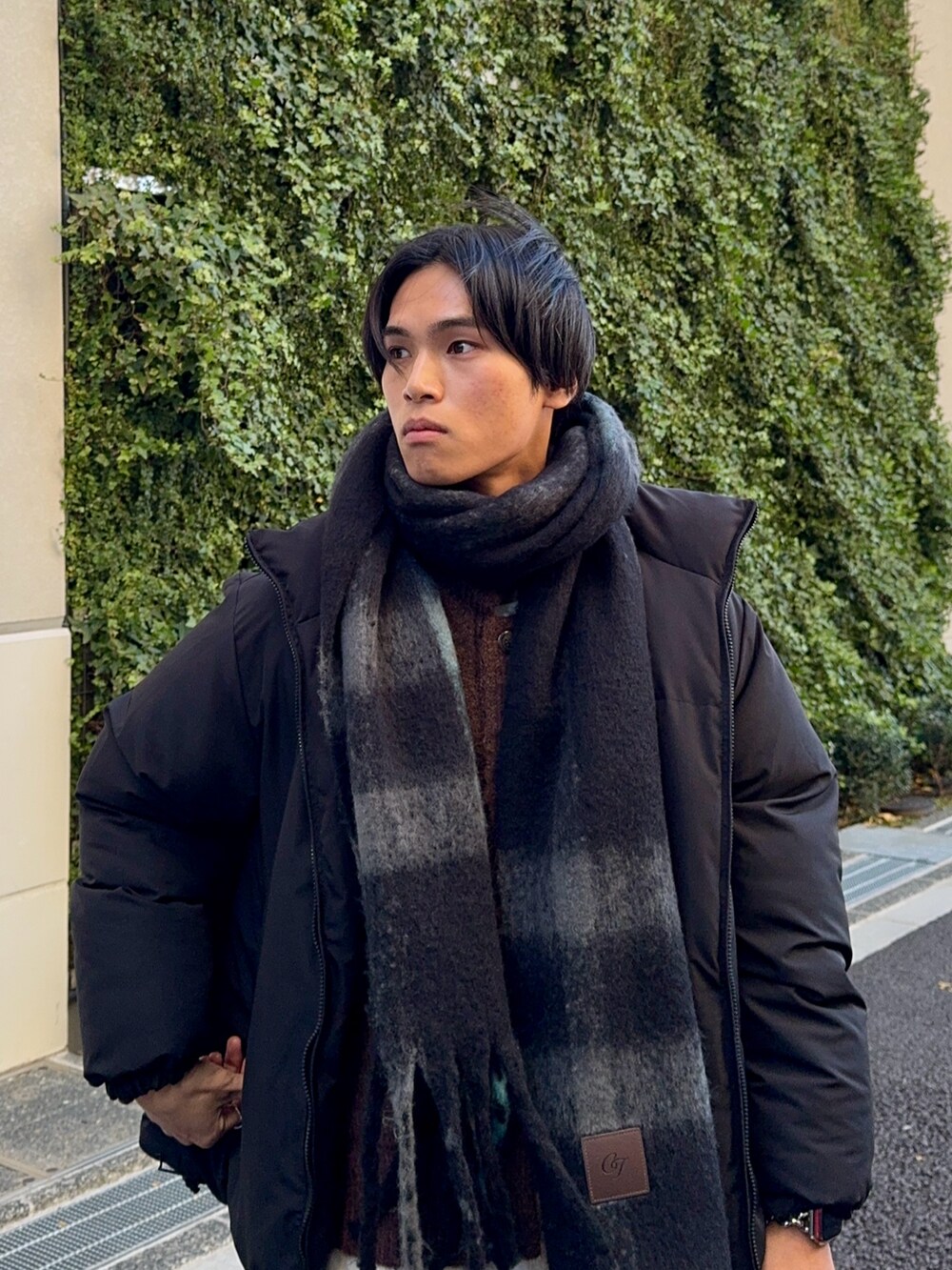 「冬コーデ、ホワイトコーデ、クリスマスに着たい服、マイベストコーデ2024、ローファー、マフラーぐるぐる、ニット、スラックス、ワイドパンツ、ミニバッグ、ダウンジャケット、モノトーン、韓国ファッション、休日スタイル、レイヤードスタイル」|「tk.TAKEO KIKUCHIの【2WAY】リバーシブル中綿ブルゾン(ダウンジャケット/コート、ブラック系)」を使った、KAMMAさん(メンズ・178cm)の冬コーディネートの2枚目の写真