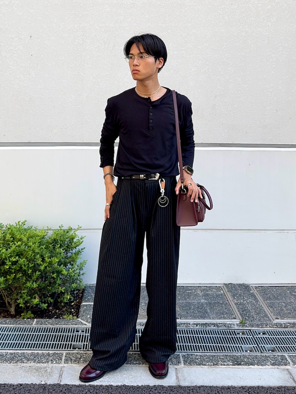 その他のスラックス、ブラック系のTシャツ/カットソー、レッド系のローファーを着用したメンズの夏コーディネートの3枚目の写真