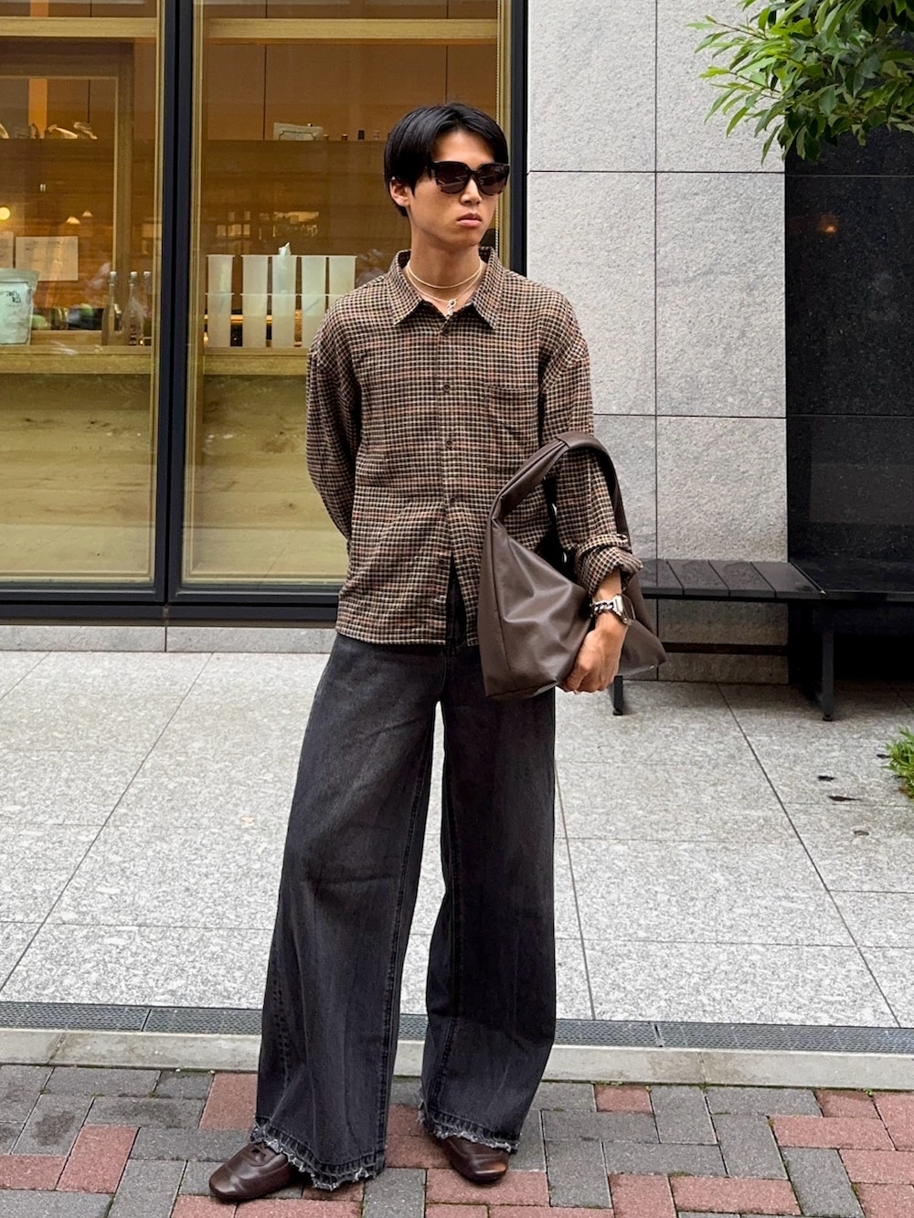 その他のシャツ/ブラウス、ブラック系のデニムパンツ、ブラウン系のスニーカーを着用したメンズの夏コーディネートの5枚目の写真