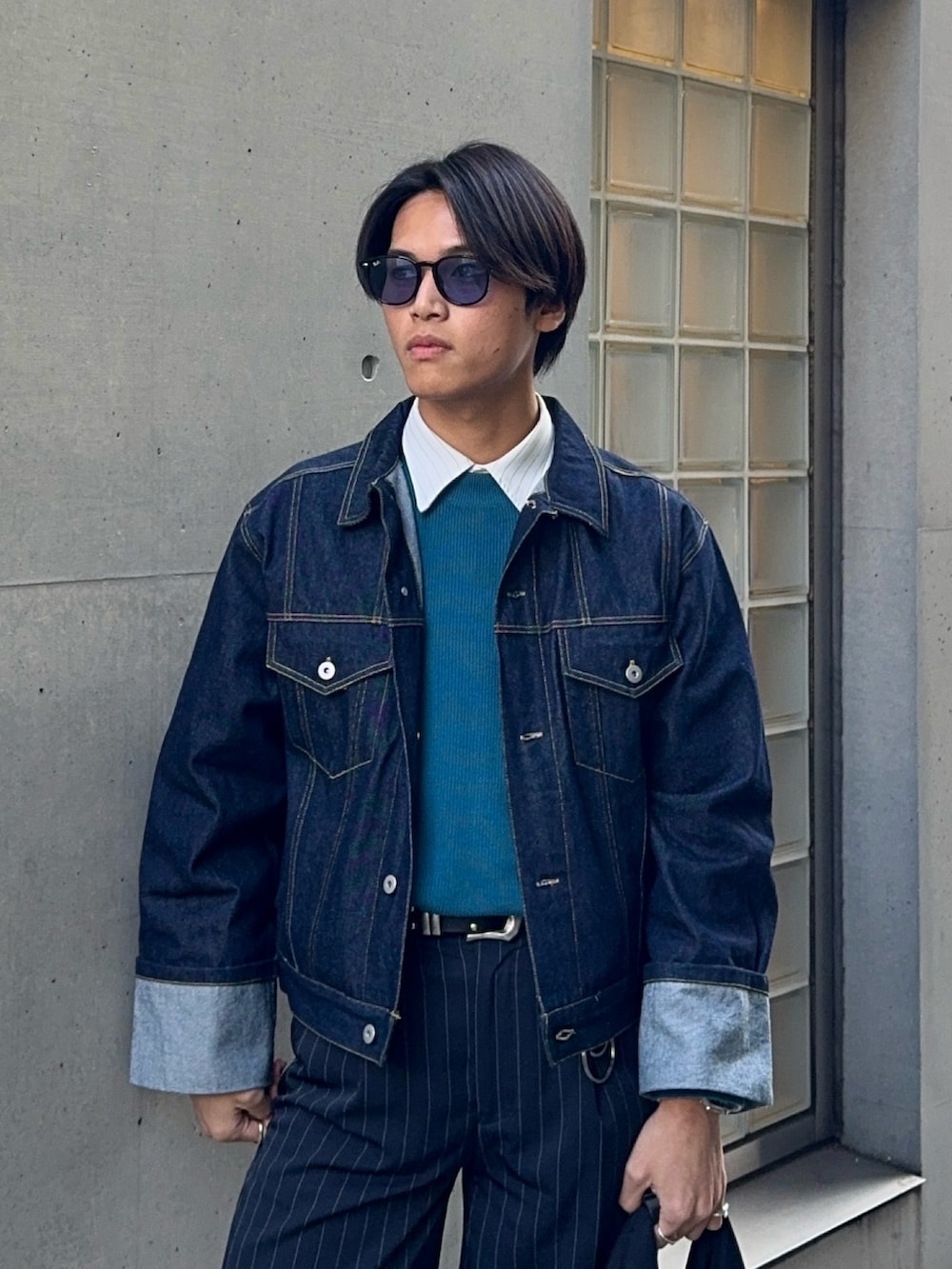 ホワイト系のシャツ/ブラウス、ブラック系のスラックス、ブラック系のハンドバッグを着用したメンズの冬コーディネートの2枚目の写真