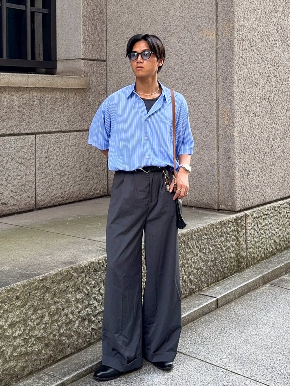 ブルー系のシャツ/ブラウス、グレー系のタンクトップ、ブラック系のショルダーバッグを着用したメンズの夏コーディネートの5枚目の写真